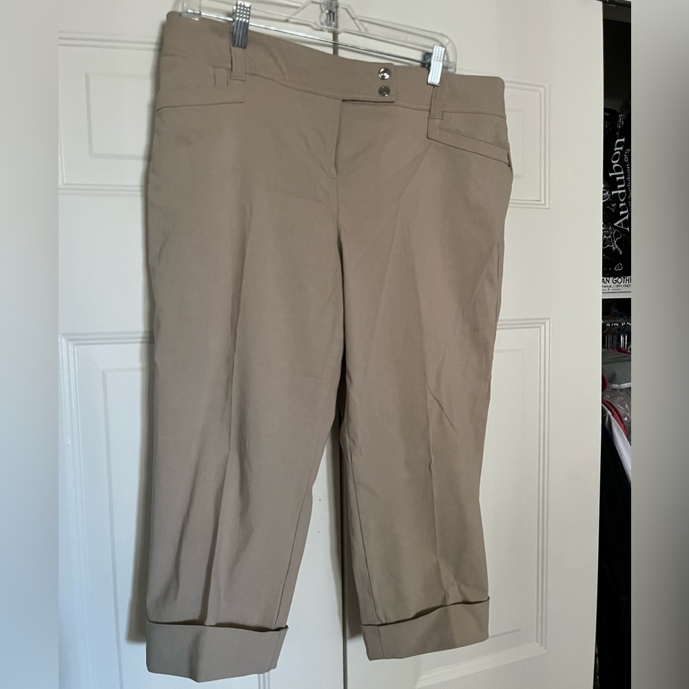 Style & Co Stretch Cuffed Capri Snap Close
